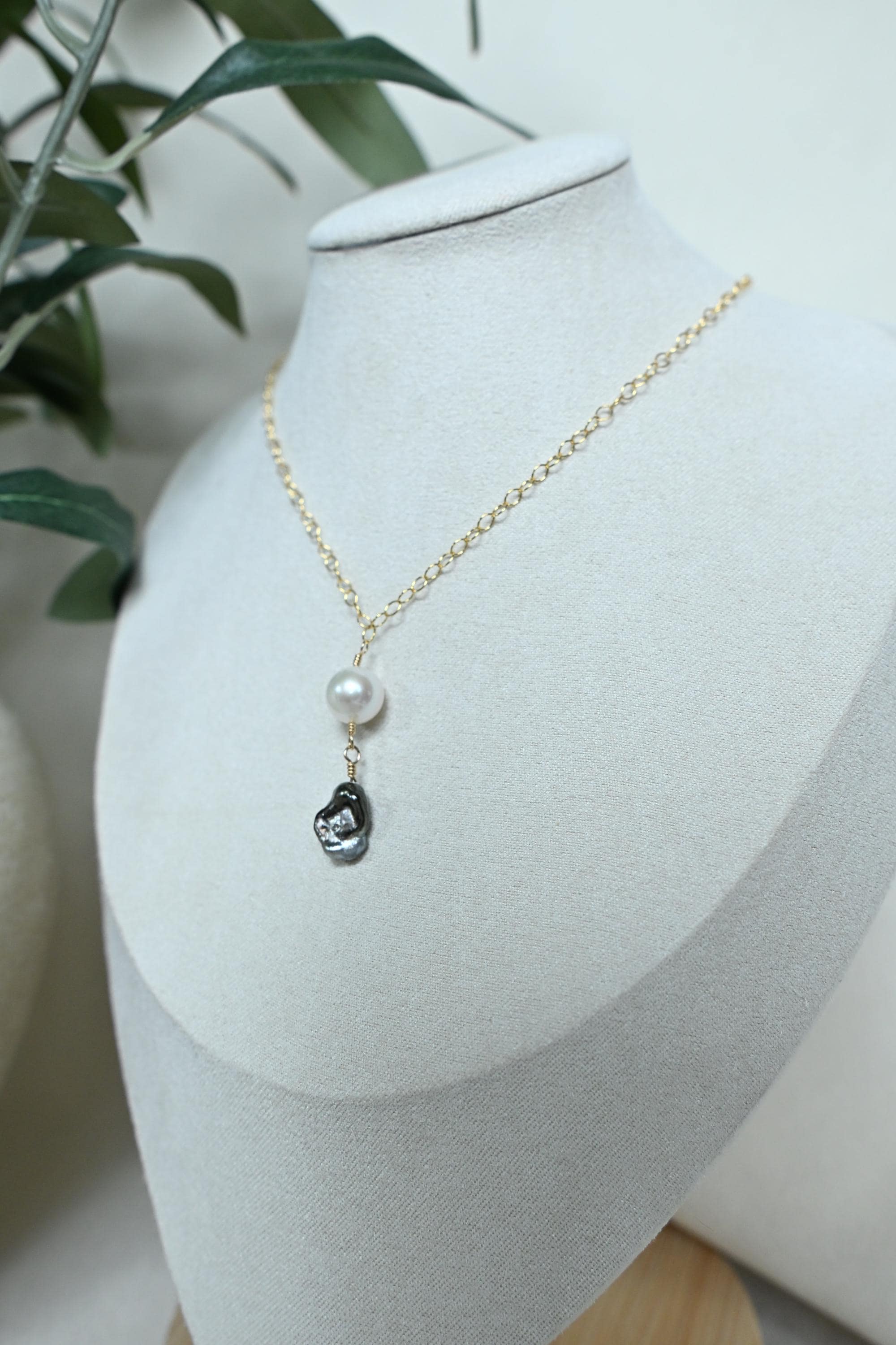 Black Tahitian Keshi pearl necklace with round white Edison pearl (etsy image id: 8007999322)
