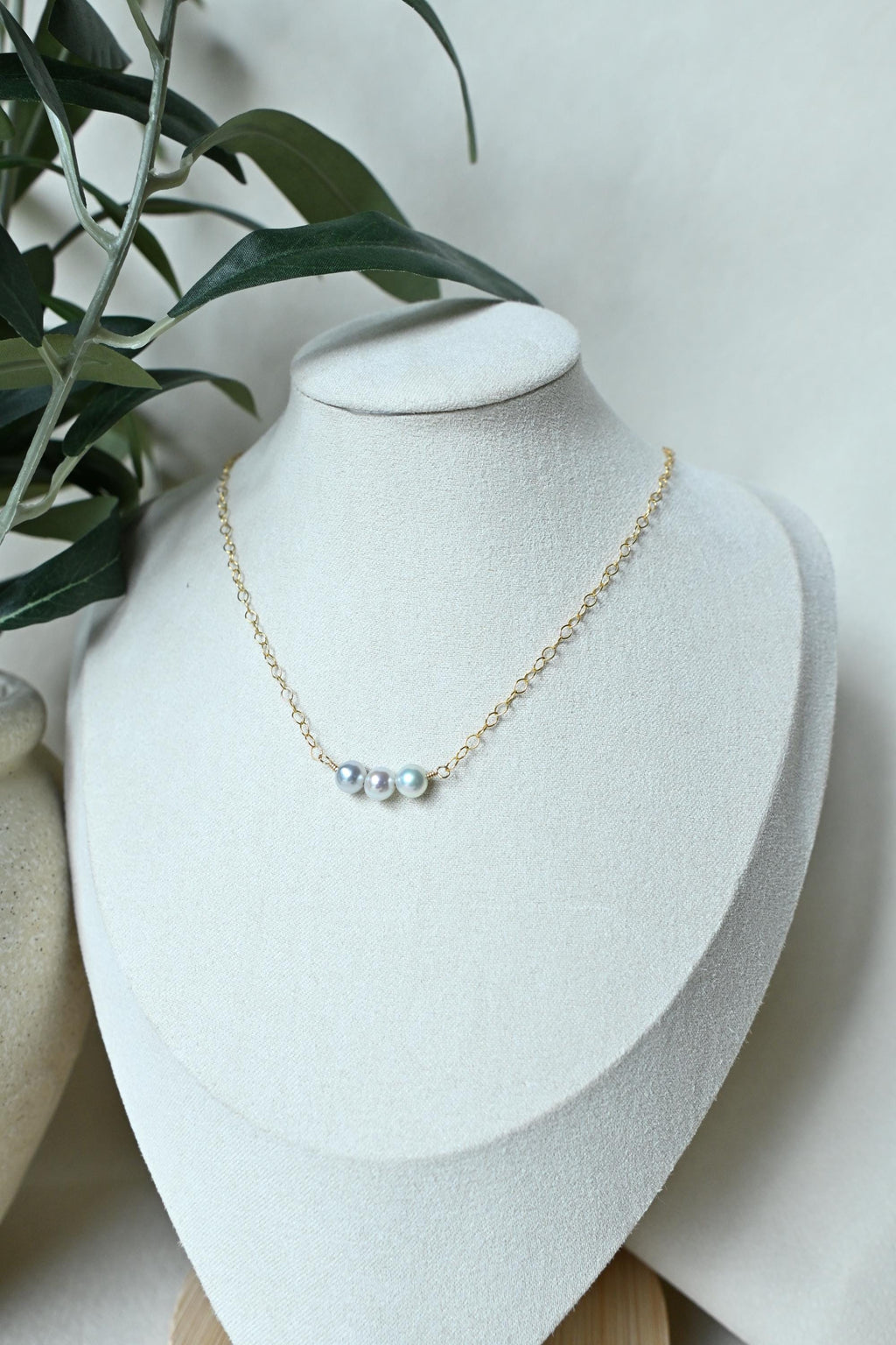 Round silver/white Akoya pearl necklace (etsy image id: 8008033886)