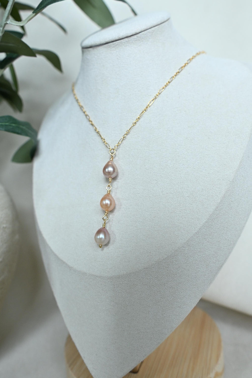 Hanging teardrop Edison pearl necklace on gold filled chain (etsy image id: 8008041328)